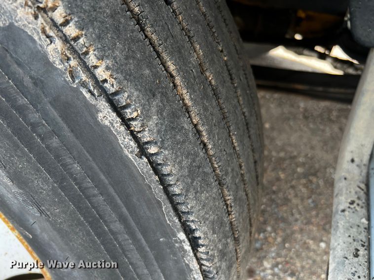 image for item DQ2006 2005 Ford F750 Super Duty XL  flatbed truck