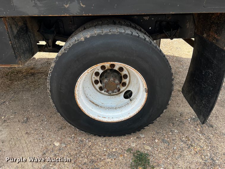 image for item DQ2006 2005 Ford F750 Super Duty XL  flatbed truck