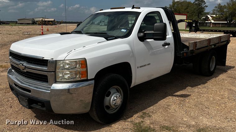 image for item DQ2007 2007 Chevrolet Silverado 3500HD  flatbed pickup truck