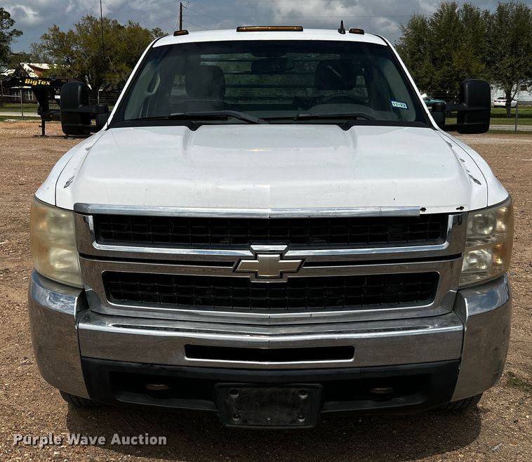 image for item DQ2007 2007 Chevrolet Silverado 3500HD  flatbed pickup truck