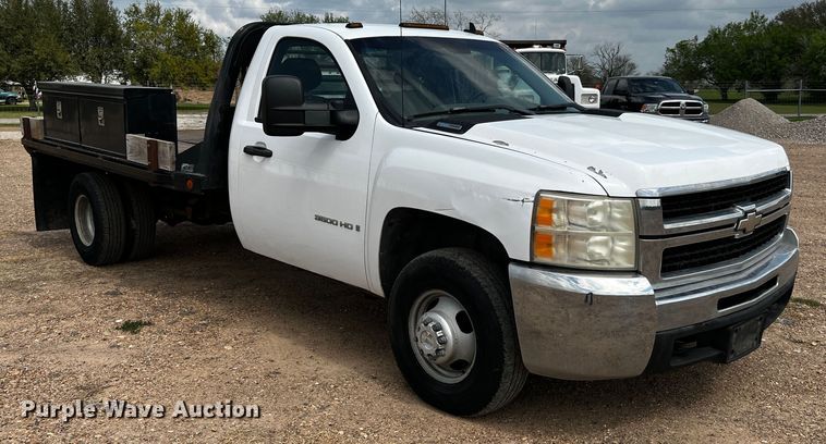 image for item DQ2007 2007 Chevrolet Silverado 3500HD  flatbed pickup truck