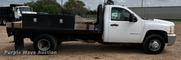 image for item DQ2007 2007 Chevrolet Silverado 3500HD  flatbed pickup truck