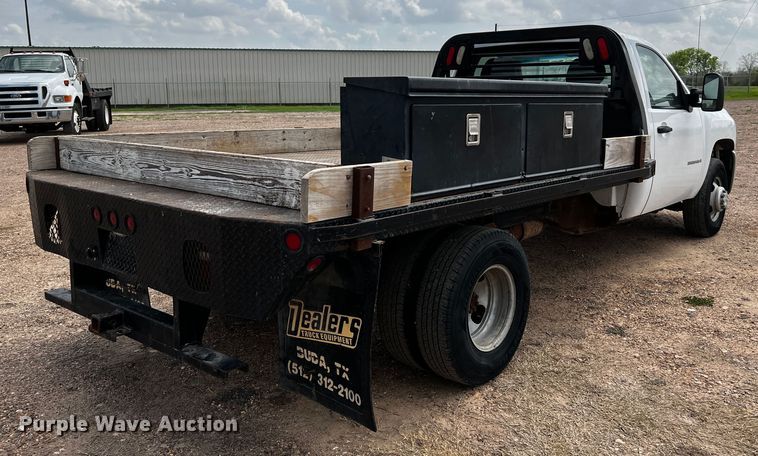 image for item DQ2007 2007 Chevrolet Silverado 3500HD  flatbed pickup truck