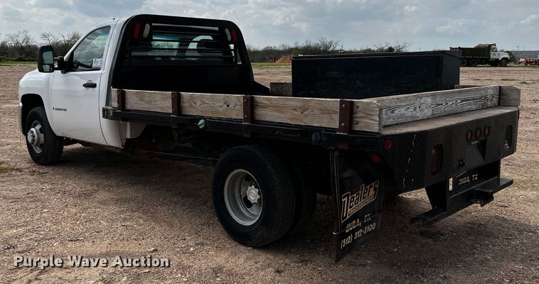 image for item DQ2007 2007 Chevrolet Silverado 3500HD  flatbed pickup truck