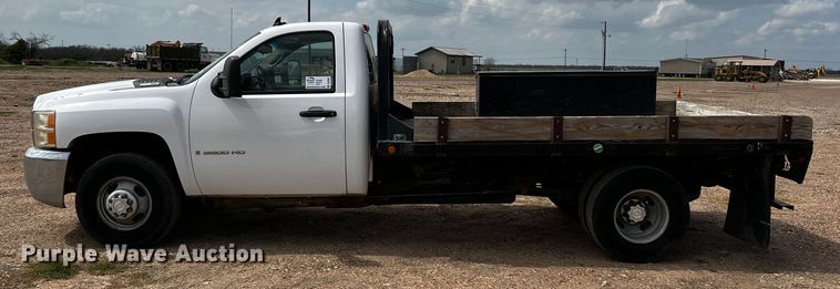 image for item DQ2007 2007 Chevrolet Silverado 3500HD  flatbed pickup truck