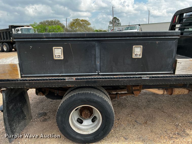 image for item DQ2007 2007 Chevrolet Silverado 3500HD  flatbed pickup truck