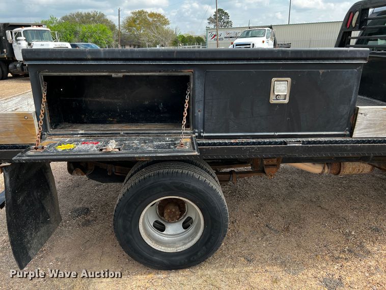 image for item DQ2007 2007 Chevrolet Silverado 3500HD  flatbed pickup truck