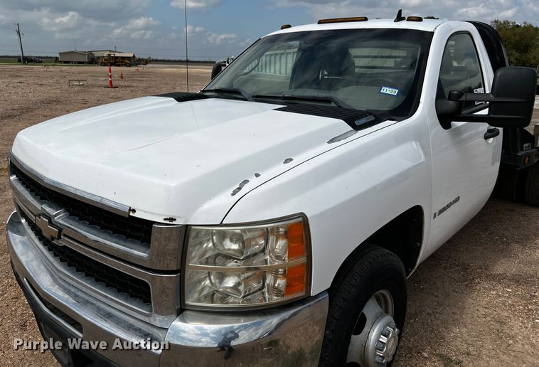 image for item DQ2007 2007 Chevrolet Silverado 3500HD  flatbed pickup truck