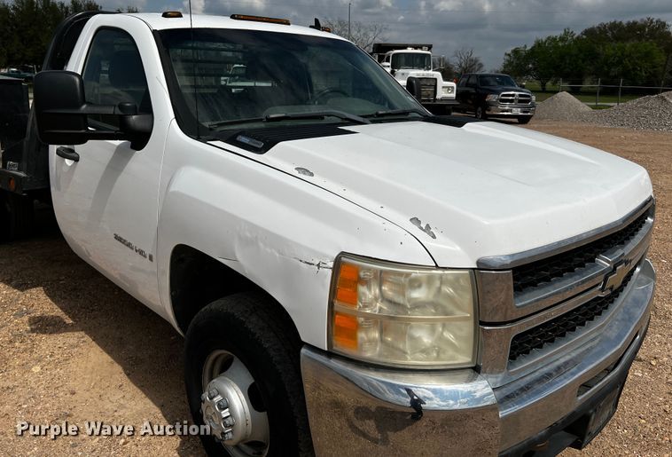 image for item DQ2007 2007 Chevrolet Silverado 3500HD  flatbed pickup truck