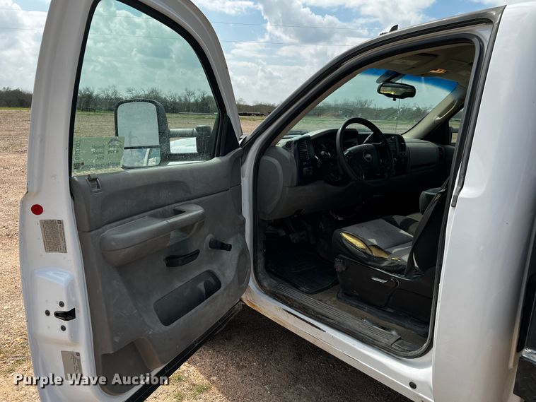 image for item DQ2007 2007 Chevrolet Silverado 3500HD  flatbed pickup truck
