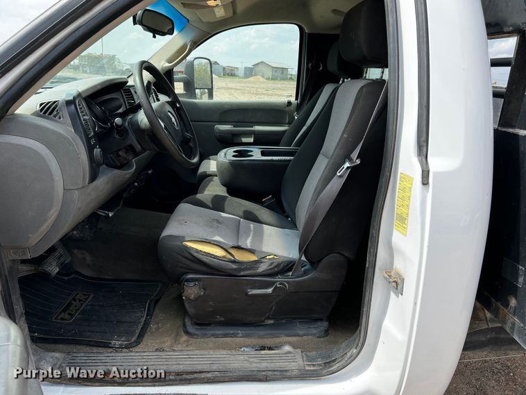 image for item DQ2007 2007 Chevrolet Silverado 3500HD  flatbed pickup truck