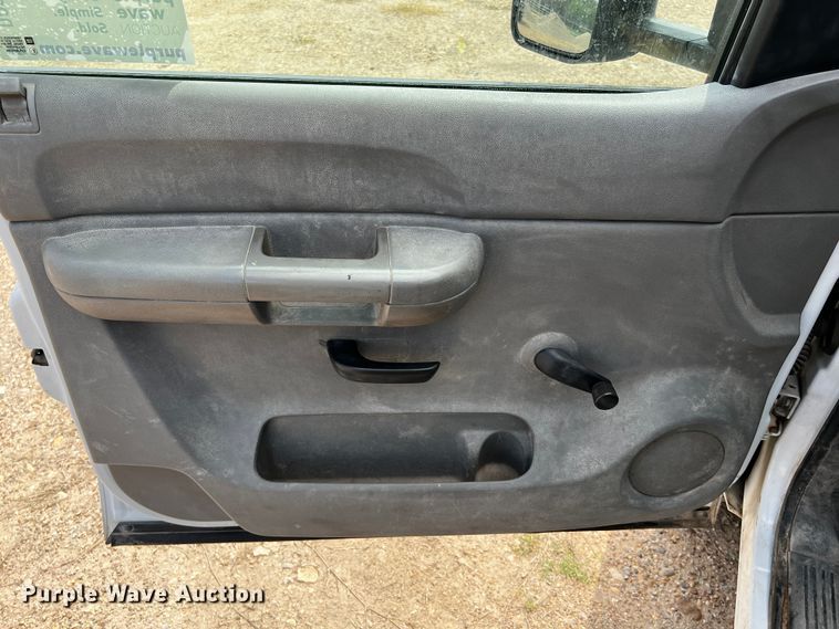 image for item DQ2007 2007 Chevrolet Silverado 3500HD  flatbed pickup truck