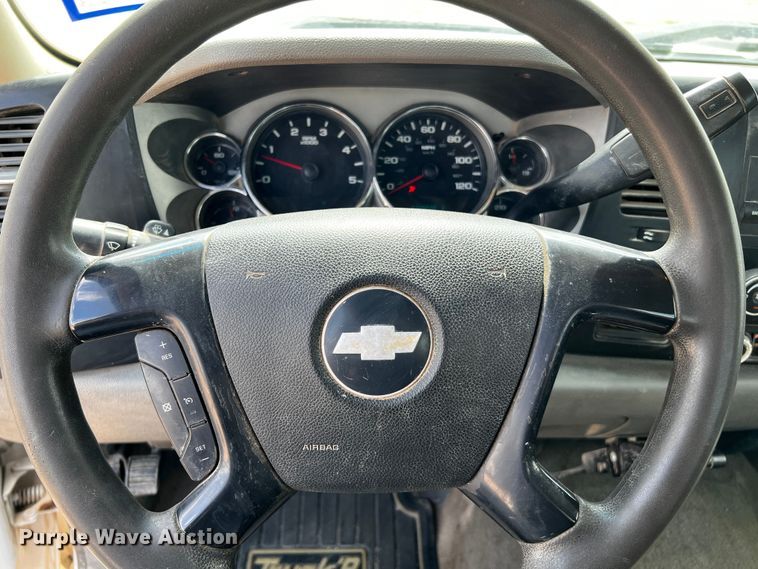 image for item DQ2007 2007 Chevrolet Silverado 3500HD  flatbed pickup truck