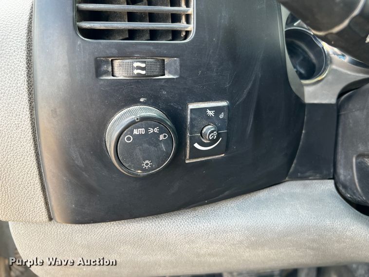 image for item DQ2007 2007 Chevrolet Silverado 3500HD  flatbed pickup truck