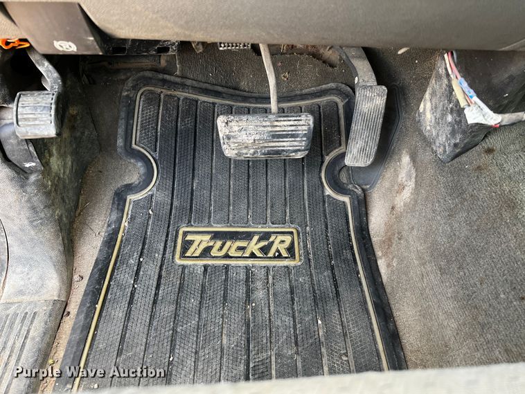 image for item DQ2007 2007 Chevrolet Silverado 3500HD  flatbed pickup truck