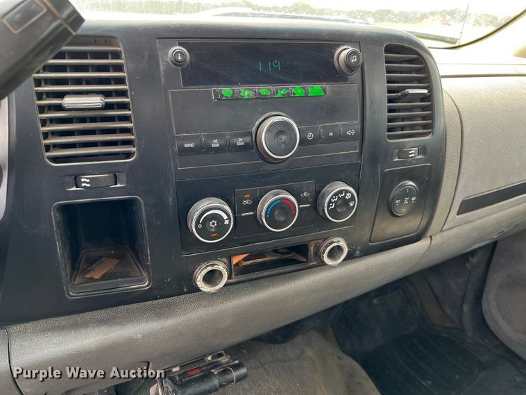 image for item DQ2007 2007 Chevrolet Silverado 3500HD  flatbed pickup truck