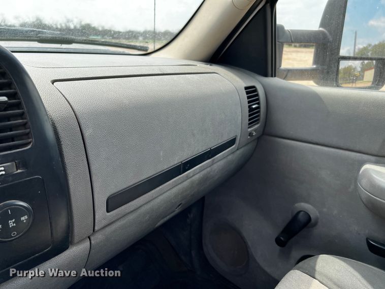 image for item DQ2007 2007 Chevrolet Silverado 3500HD  flatbed pickup truck