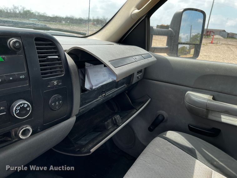 image for item DQ2007 2007 Chevrolet Silverado 3500HD  flatbed pickup truck