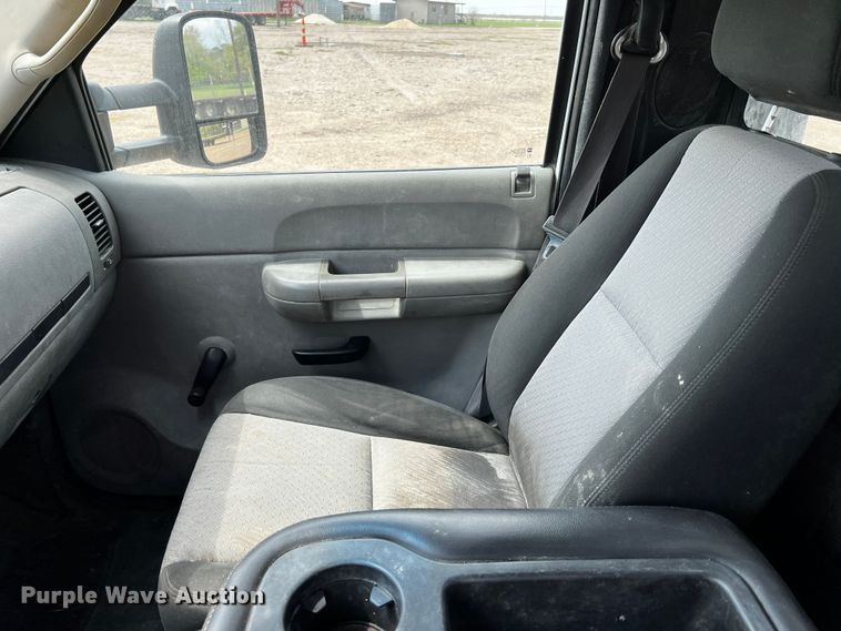 image for item DQ2007 2007 Chevrolet Silverado 3500HD  flatbed pickup truck