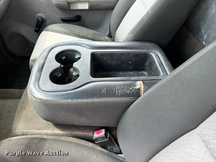 image for item DQ2007 2007 Chevrolet Silverado 3500HD  flatbed pickup truck