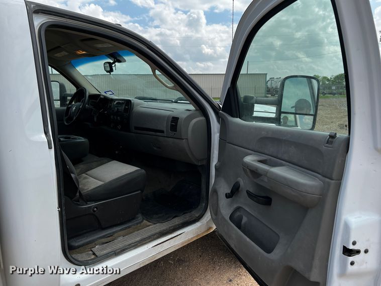 image for item DQ2007 2007 Chevrolet Silverado 3500HD  flatbed pickup truck