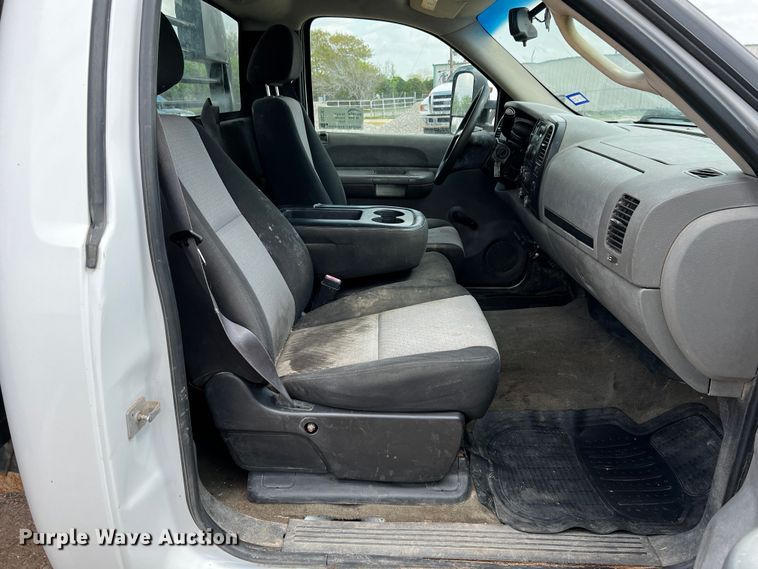 image for item DQ2007 2007 Chevrolet Silverado 3500HD  flatbed pickup truck