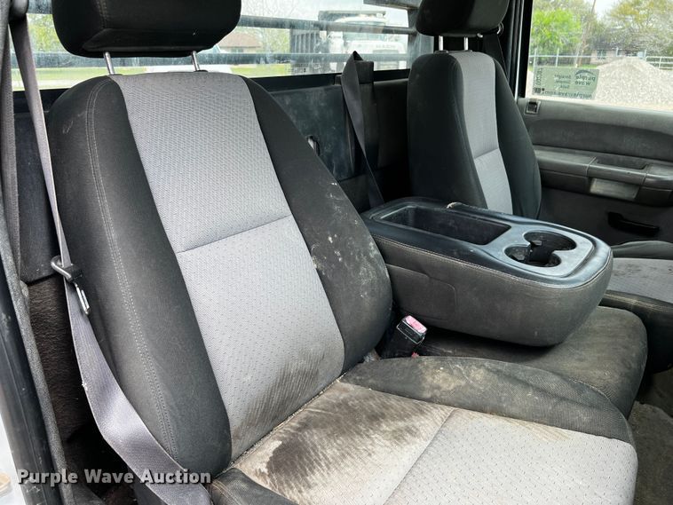 image for item DQ2007 2007 Chevrolet Silverado 3500HD  flatbed pickup truck