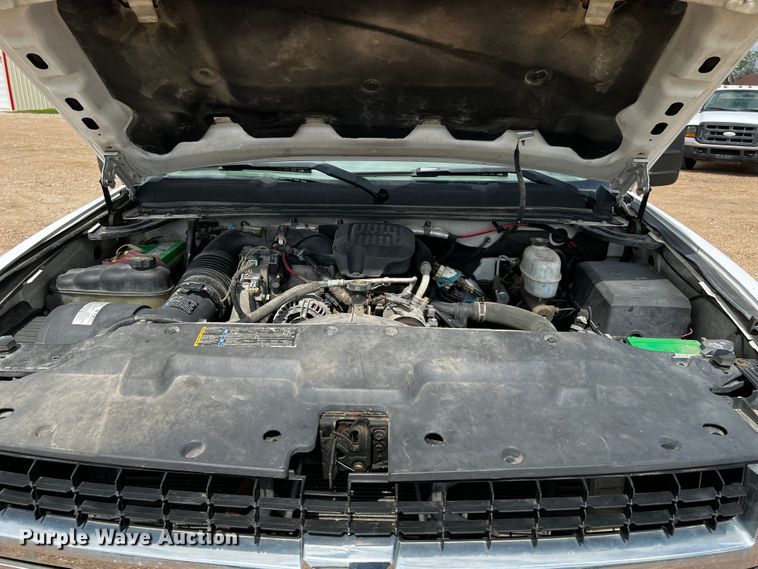 image for item DQ2007 2007 Chevrolet Silverado 3500HD  flatbed pickup truck