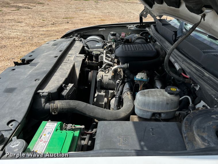 image for item DQ2007 2007 Chevrolet Silverado 3500HD  flatbed pickup truck