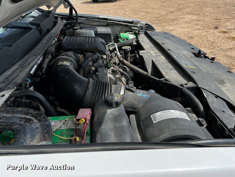 image for item DQ2007 2007 Chevrolet Silverado 3500HD  flatbed pickup truck