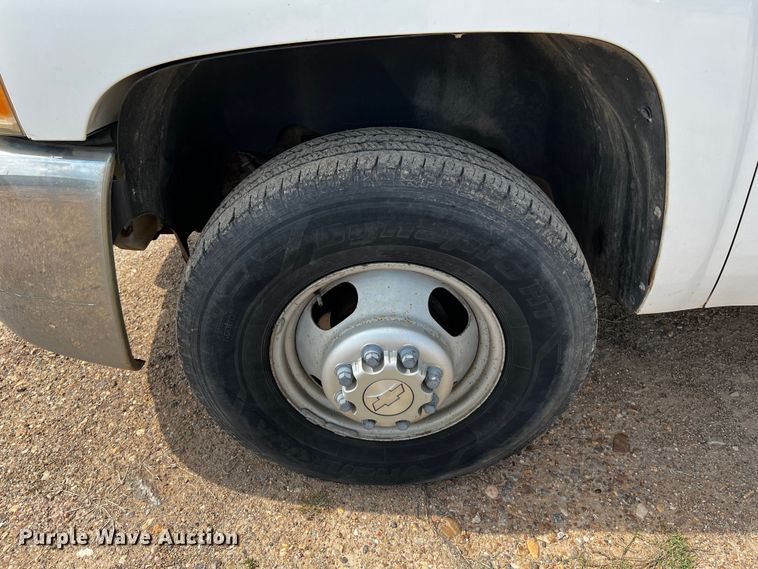 image for item DQ2007 2007 Chevrolet Silverado 3500HD  flatbed pickup truck