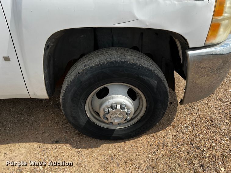 image for item DQ2007 2007 Chevrolet Silverado 3500HD  flatbed pickup truck