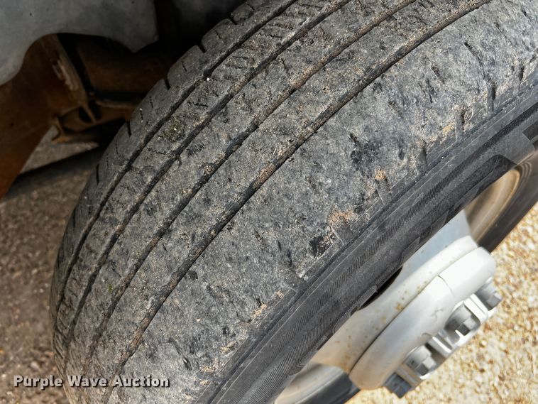 image for item DQ2007 2007 Chevrolet Silverado 3500HD  flatbed pickup truck