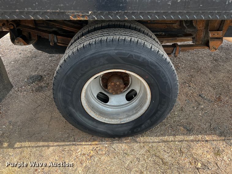 image for item DQ2007 2007 Chevrolet Silverado 3500HD  flatbed pickup truck