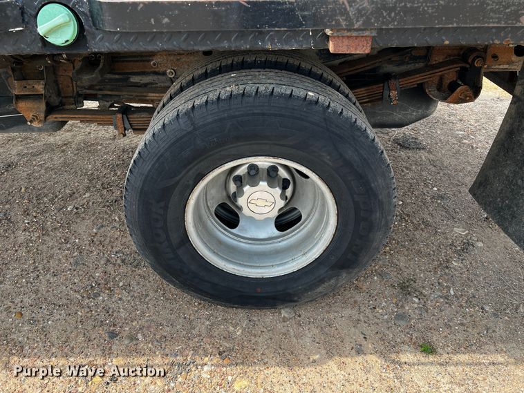 image for item DQ2007 2007 Chevrolet Silverado 3500HD  flatbed pickup truck