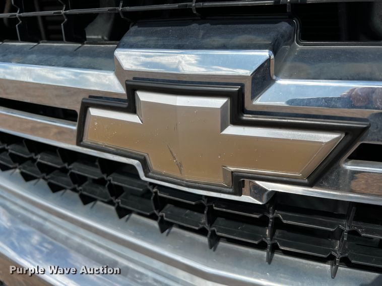 image for item DQ2007 2007 Chevrolet Silverado 3500HD  flatbed pickup truck