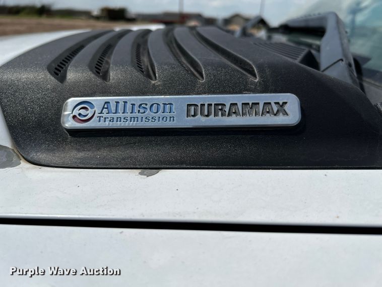 image for item DQ2007 2007 Chevrolet Silverado 3500HD  flatbed pickup truck