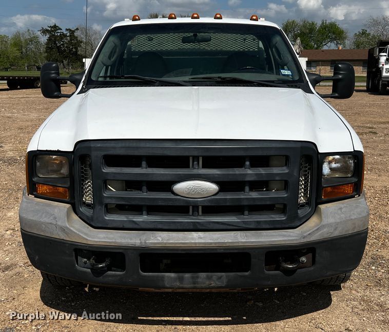 image for item DQ2008 2006 Ford F350 Super Duty  utility bed pickup truck