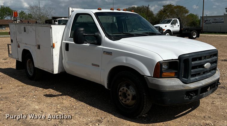 image for item DQ2008 2006 Ford F350 Super Duty  utility bed pickup truck