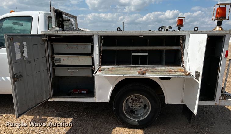 image for item DQ2008 2006 Ford F350 Super Duty  utility bed pickup truck