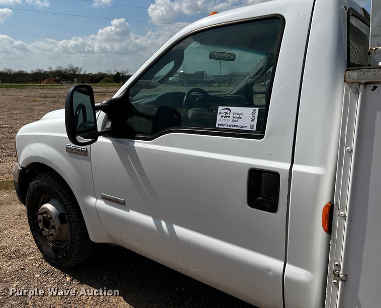 image for item DQ2008 2006 Ford F350 Super Duty  utility bed pickup truck