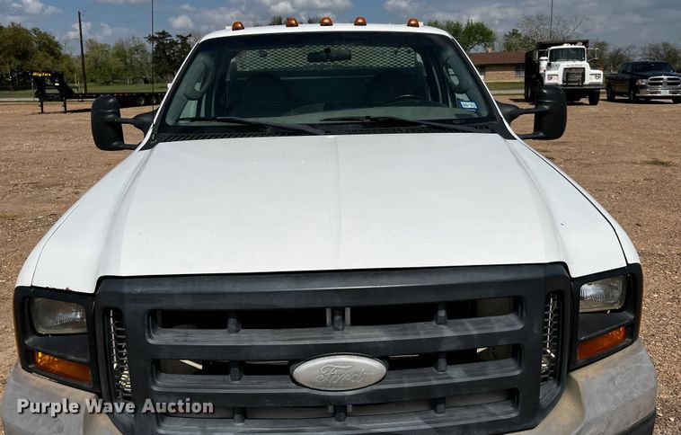 image for item DQ2008 2006 Ford F350 Super Duty  utility bed pickup truck