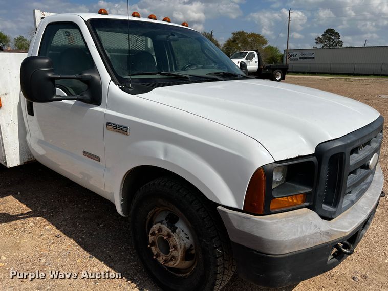 image for item DQ2008 2006 Ford F350 Super Duty  utility bed pickup truck
