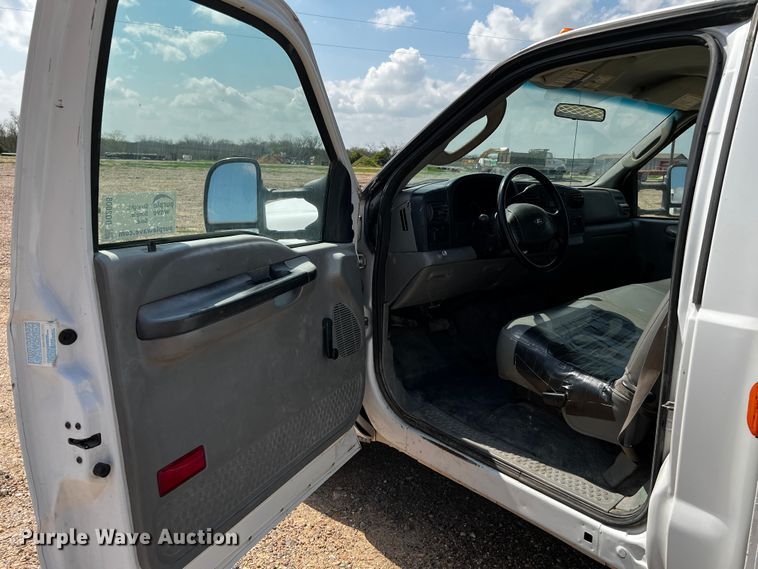 image for item DQ2008 2006 Ford F350 Super Duty  utility bed pickup truck