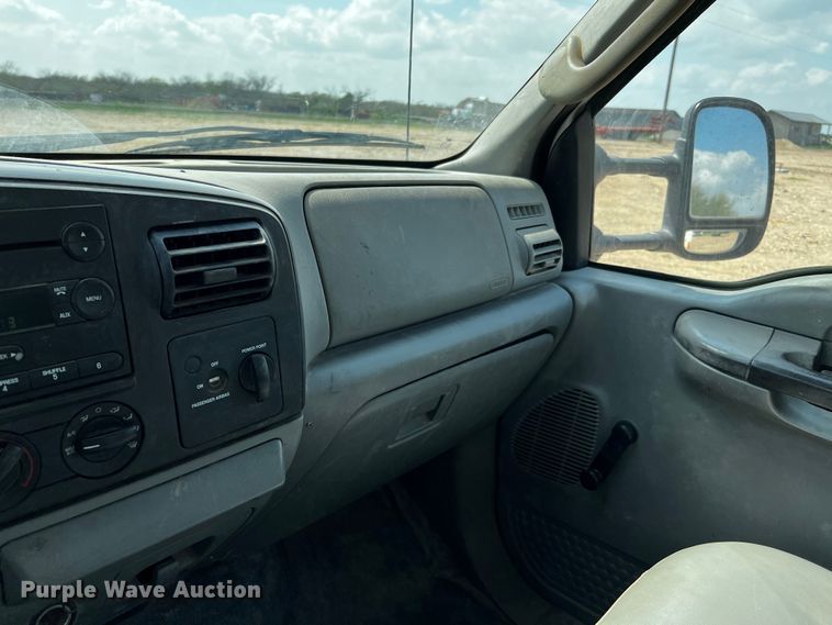 image for item DQ2008 2006 Ford F350 Super Duty  utility bed pickup truck