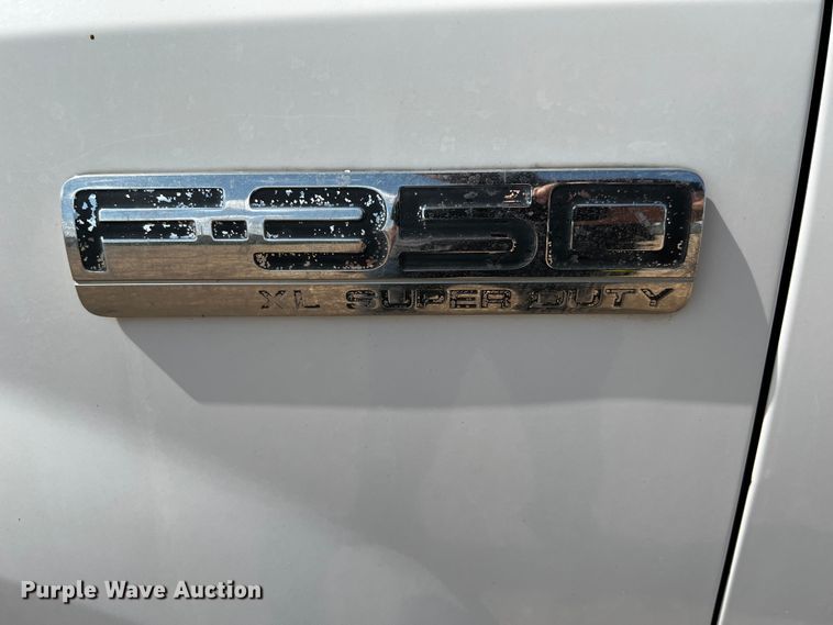 image for item DQ2008 2006 Ford F350 Super Duty  utility bed pickup truck