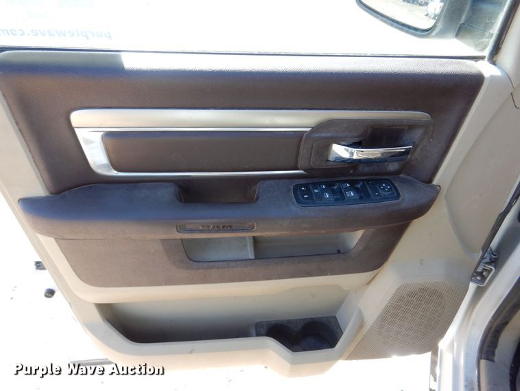 image for item DR4512 2017 Dodge Ram 1500 SLT  Crew Cab pickup truck