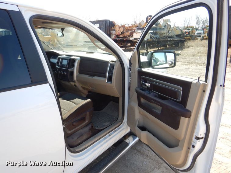 image for item DR4512 2017 Dodge Ram 1500 SLT  Crew Cab pickup truck