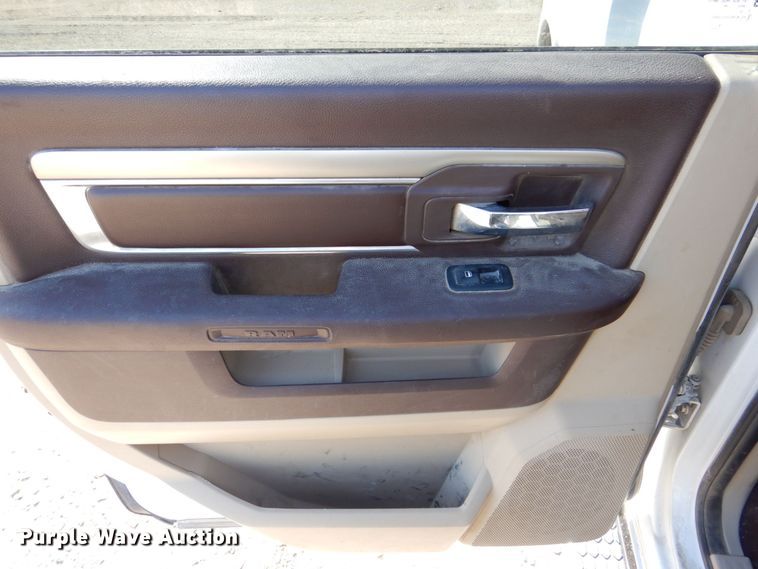 image for item DR4512 2017 Dodge Ram 1500 SLT  Crew Cab pickup truck