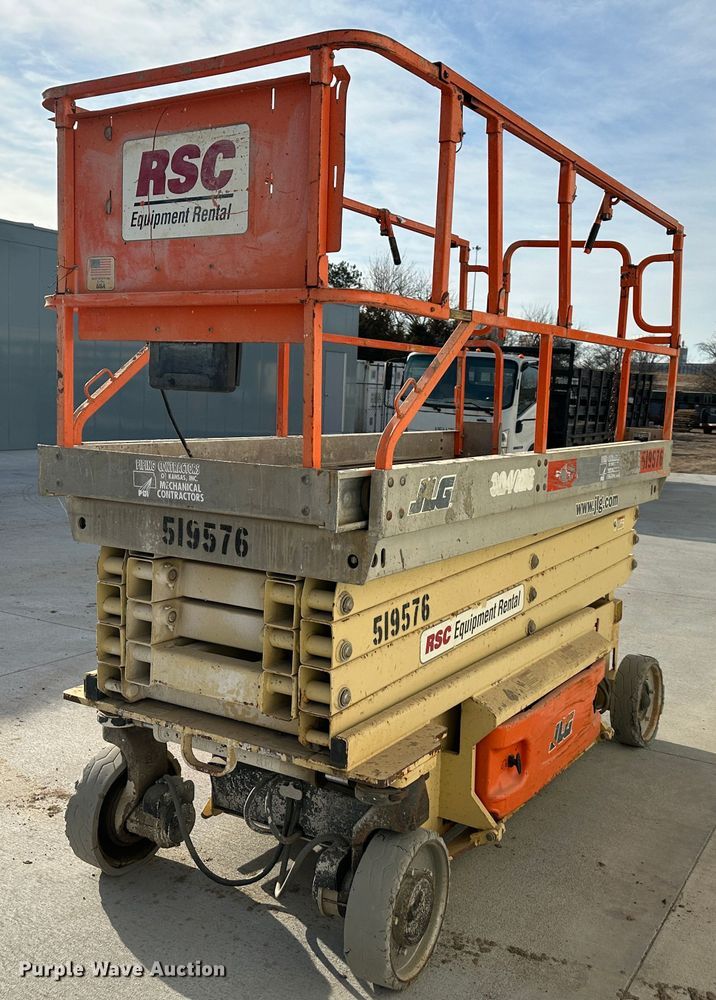 image for item DR5014 2004 JLG 3246ES  scissor lift